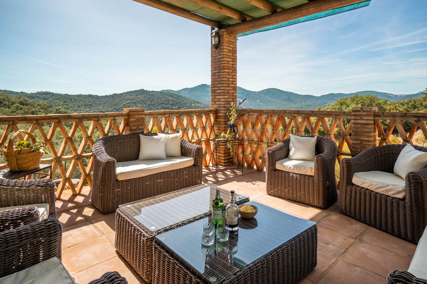 Porche amueblado junto a la entrada principal